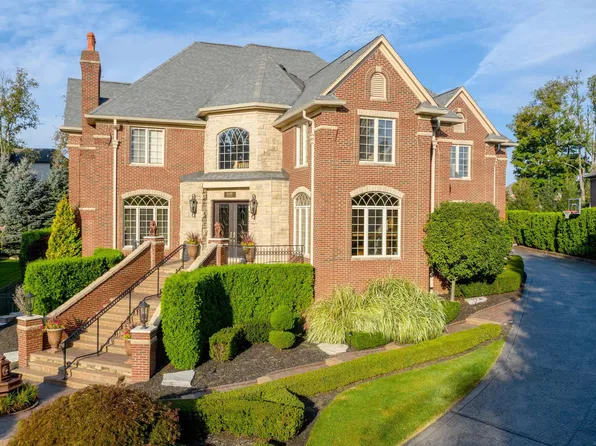 61495 Beacon Hill Dr, Washington, MI 48094