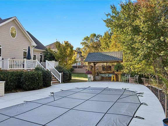 4th image of 320 Riviara Pl