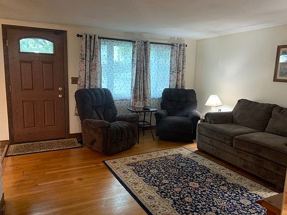 4th image of 28 Woodbury Ave