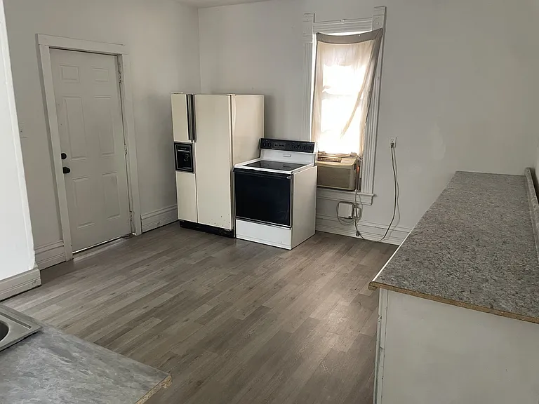 2431 Fox Ave — Photo 5