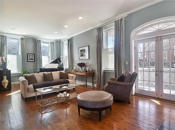 3rd image of 548 W Eugenie St