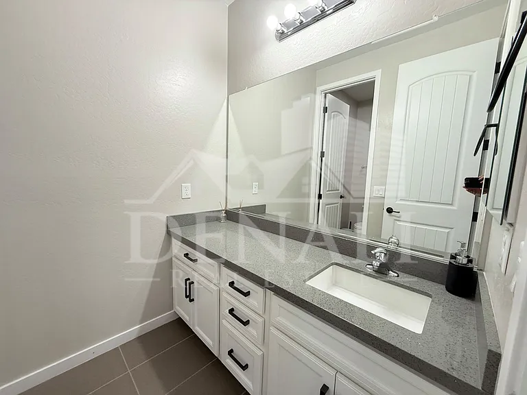 1729 W Myrna Ln — Photo 30