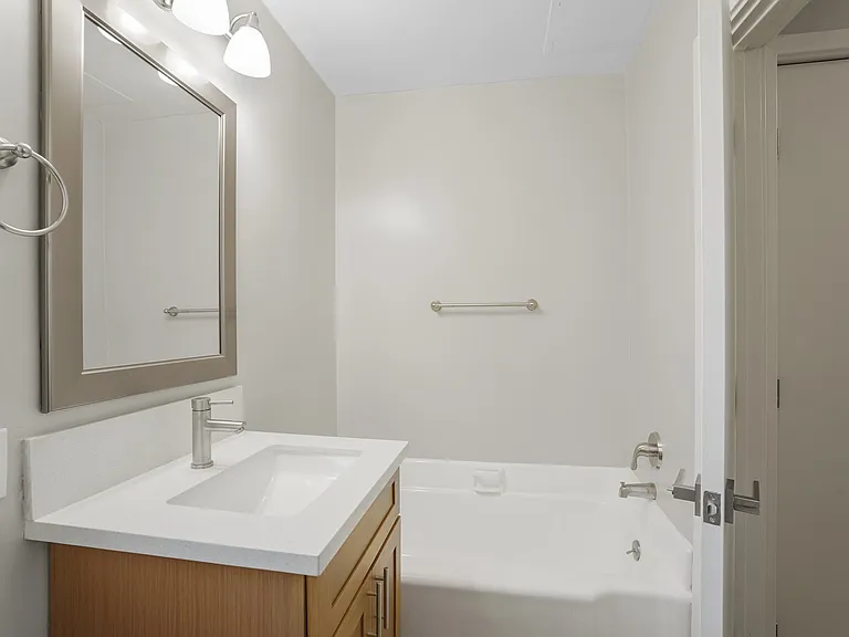 Hollypark Knolls Apartments — Photo 8