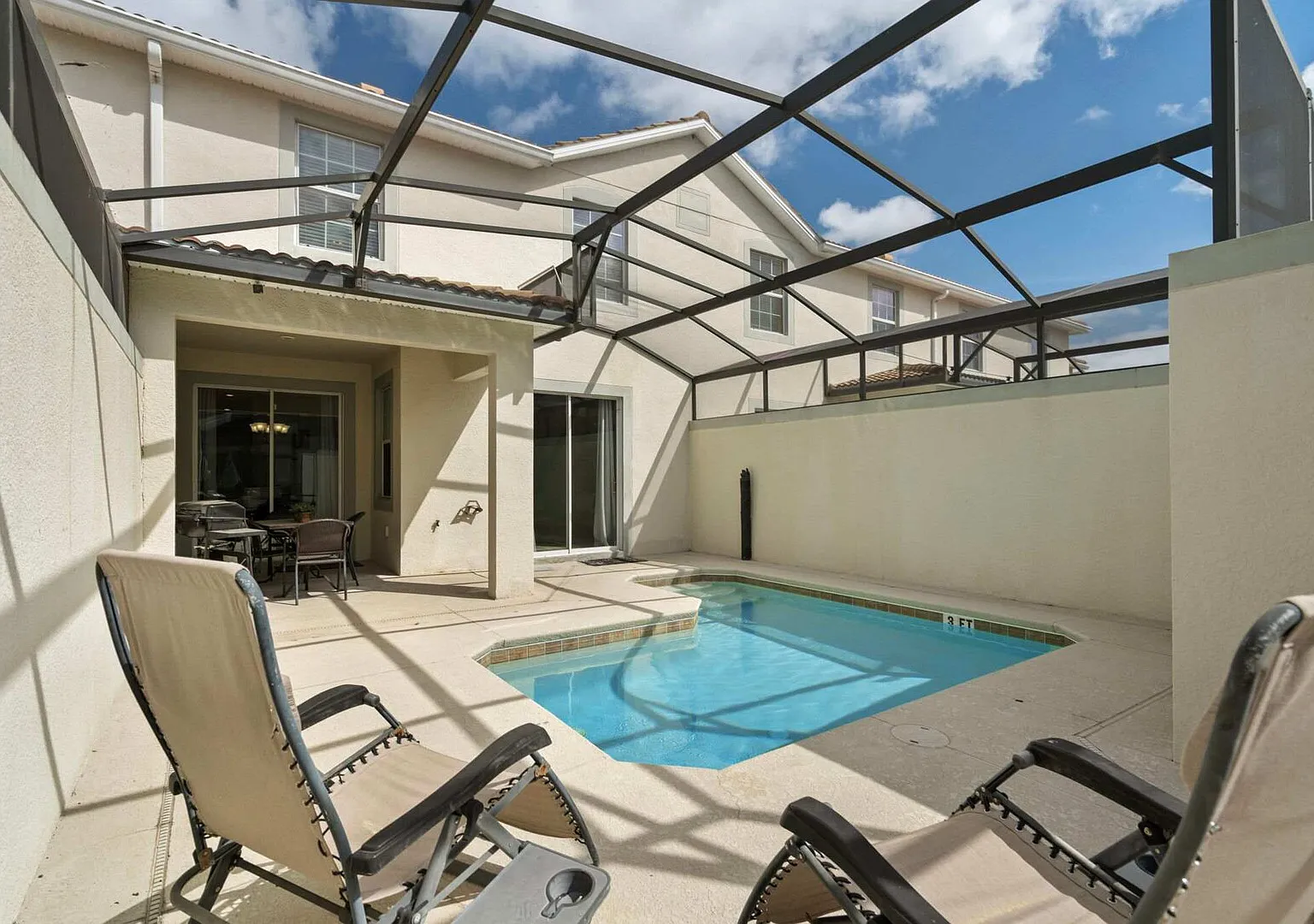 Spacious 4BR Townhome with Pool at Storey Lake — Photo 2