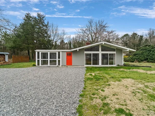 159 N Sioux Rd, Kilmarnock, VA 22482