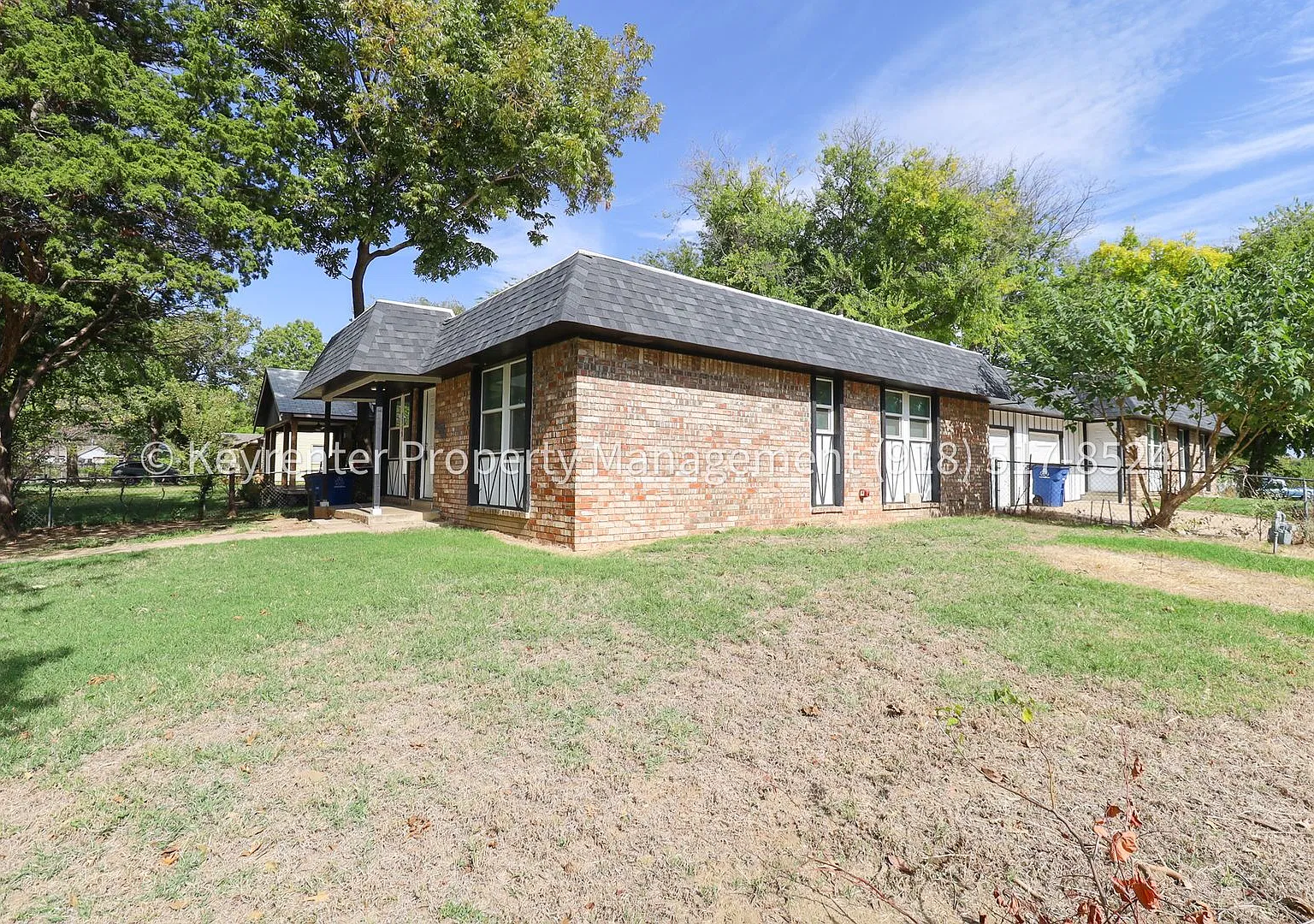 Beautifully Done 3 Bedroom House! Available for Immediate Move in! — Photo 4