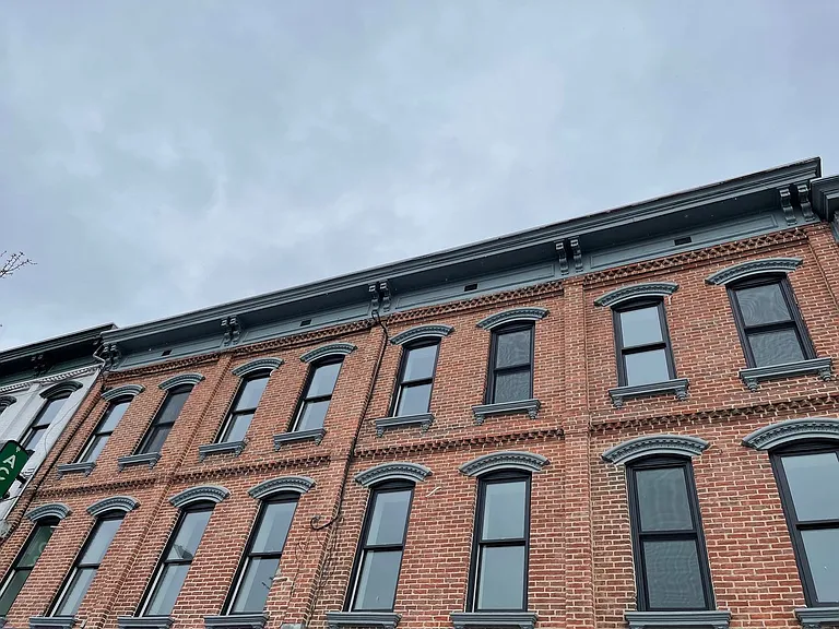 190 Broadway — Photo 8