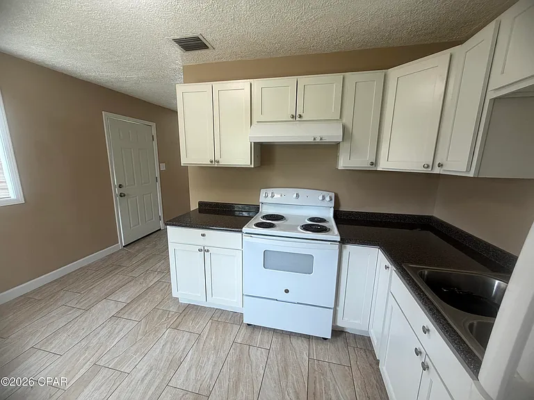 923 School Ave — Photo 6