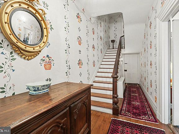 5th image of 136 W Pomfret St