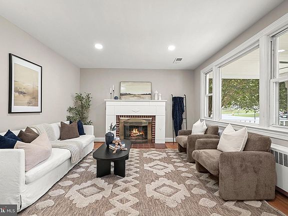 3rd image of 410 Darlene Ave