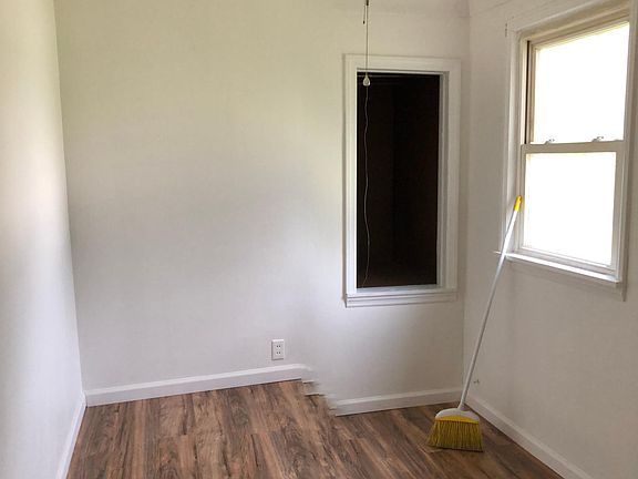 3rd image of 3242 E Manhattan Blvd