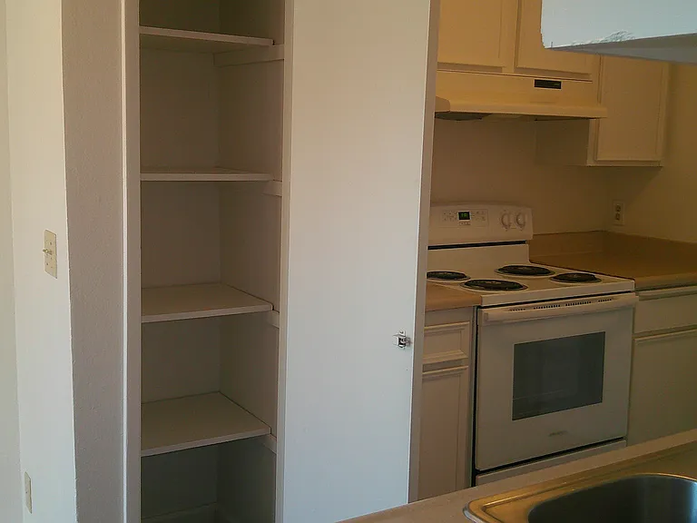 Lindsay Apartments — Photo 16