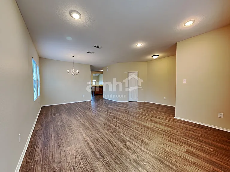 1100 Oakbrook St — Photo 7