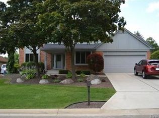 1080 Maple Leaf Dr, Rochester Hills, MI 48309