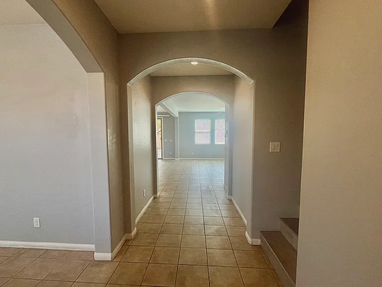 576 Glassford Ct — Photo 3