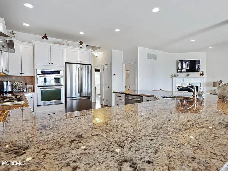 556 Riverside Dr — Photo 22