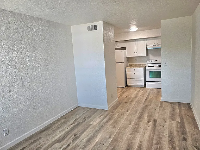 510 E Hatcher Rd #303 — Photo 1