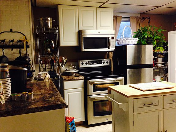 COOKING AREA IN BIG KITCHEN