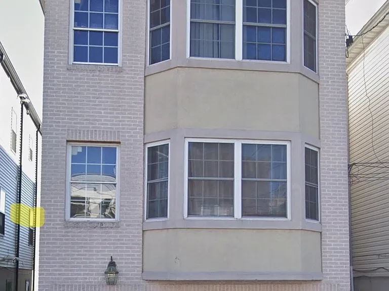 208 Cambridge Ave — Photo 1