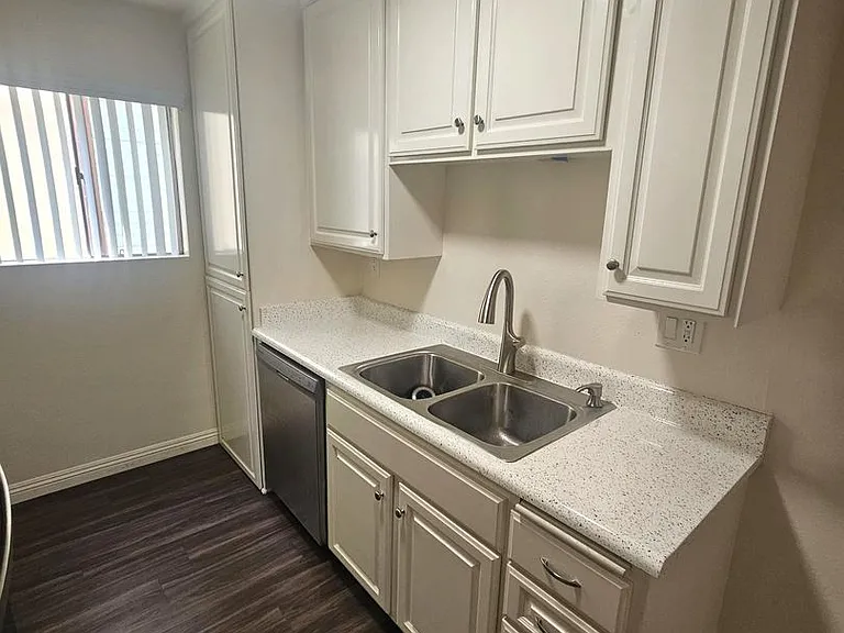 Villa Versailles Apartments — Photo 11