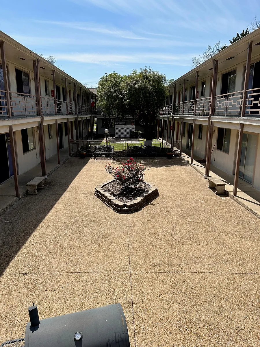Building Photo - Parkwood Apartment