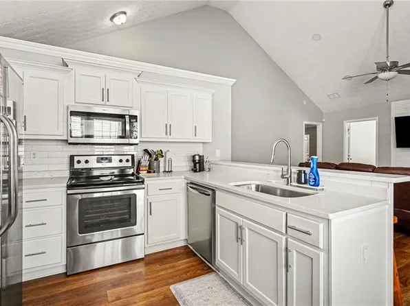 315 Shadowbrooke Cir, Loganville, GA 30052