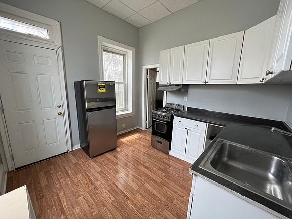 3rd image of 1422 W Diamond St APT 1R