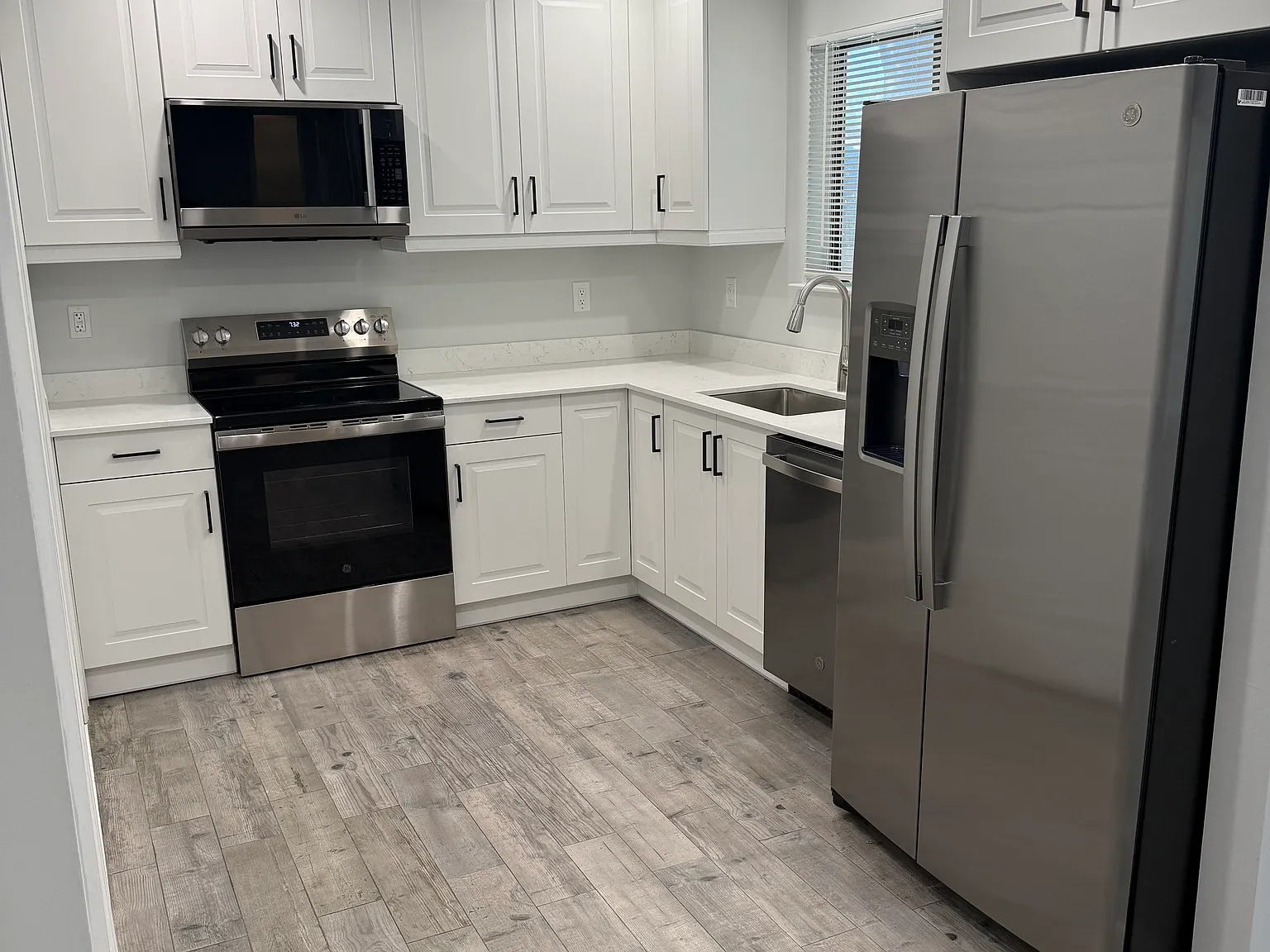 3 bed, 1.5 bath, 1300 sqft, $3,995 — Photo 2