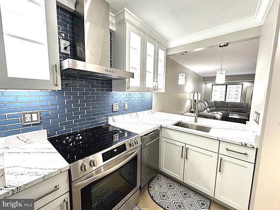 3rd image of 900 Stafford St #1710