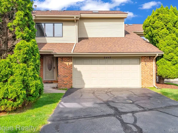 2235 N Long Lake Rd, Fenton, MI 48430