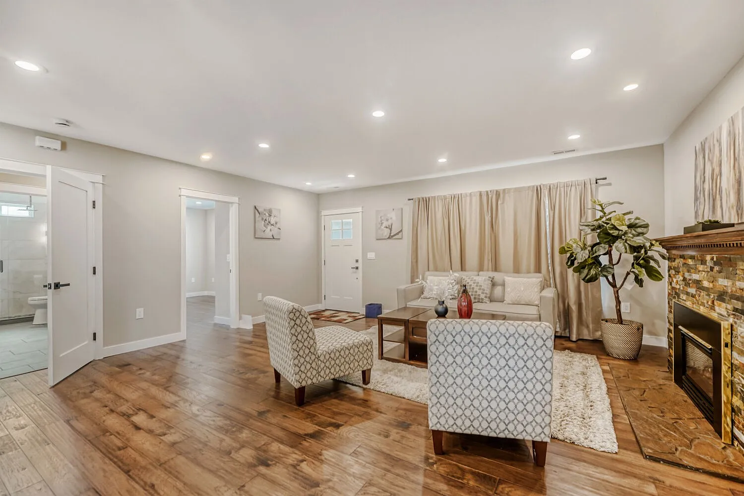 3 bed, 2326 sqft, $3,795 — Photo 3