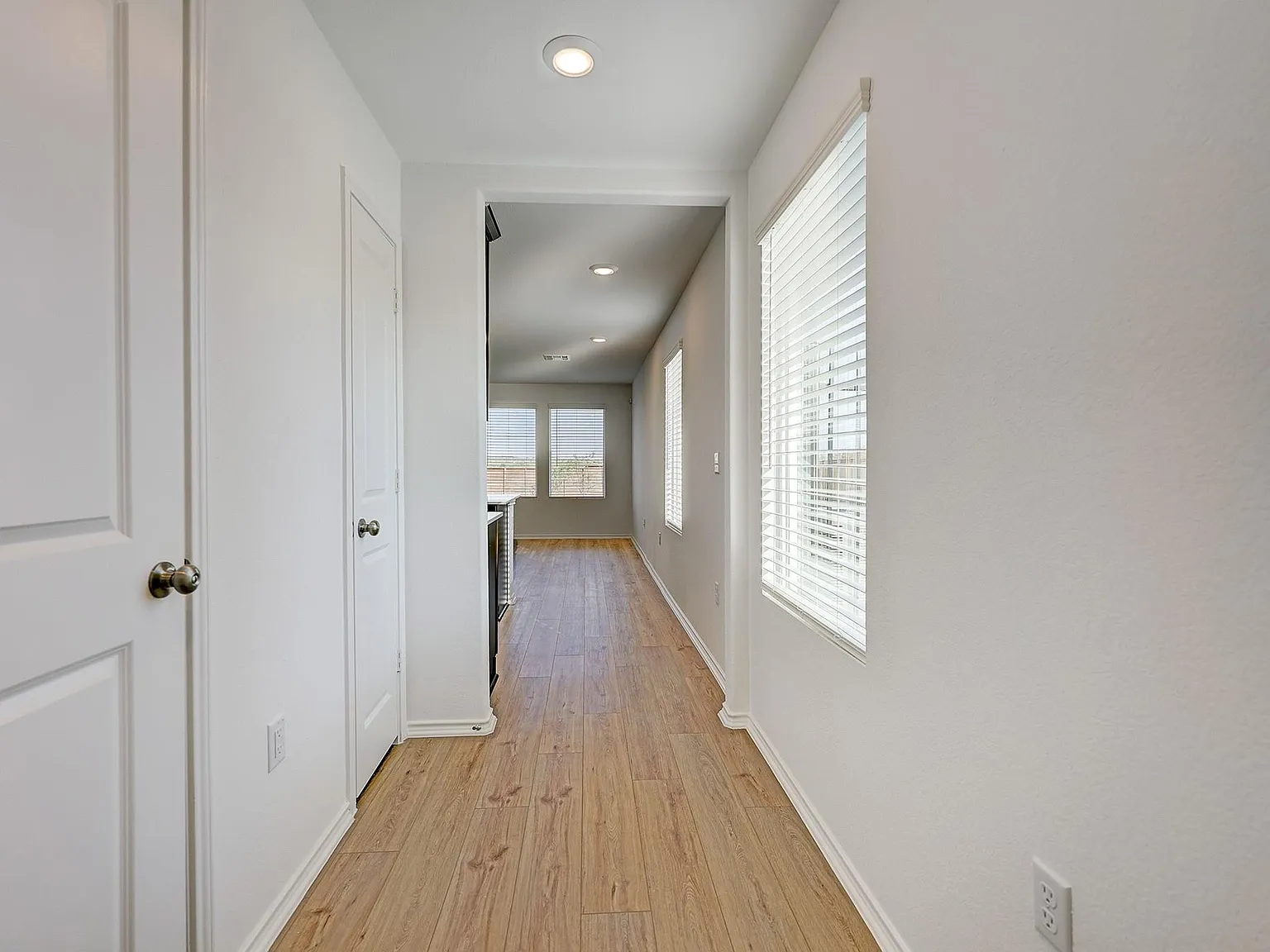 3 bed, 2.5 bath, 1467 sqft, $1,725 — Photo 2
