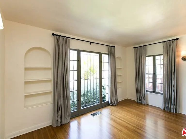 1136 S Hayworth Ave — Photo 13
