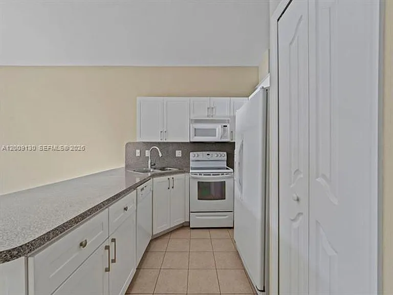 704 SE 14th Pl #0 — Photo 14