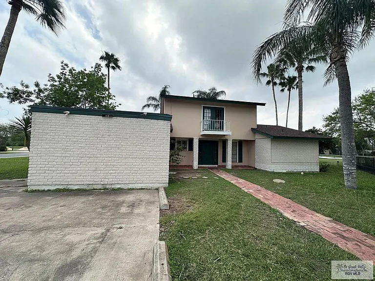 704 Zapata Ave — Photo 3