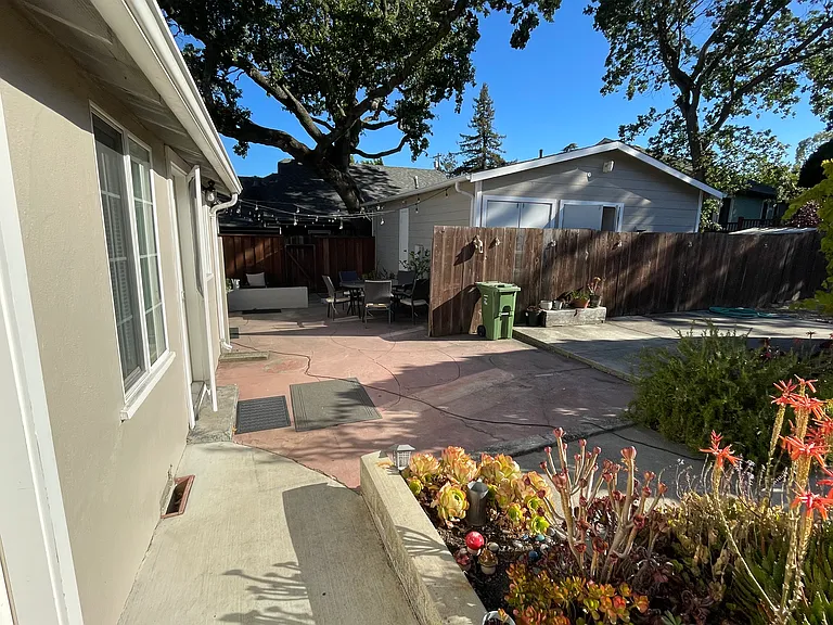 1555 Brooks St — Photo 10