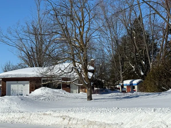 44 Belcourt Ave, Barrie, ON L4M 4E4