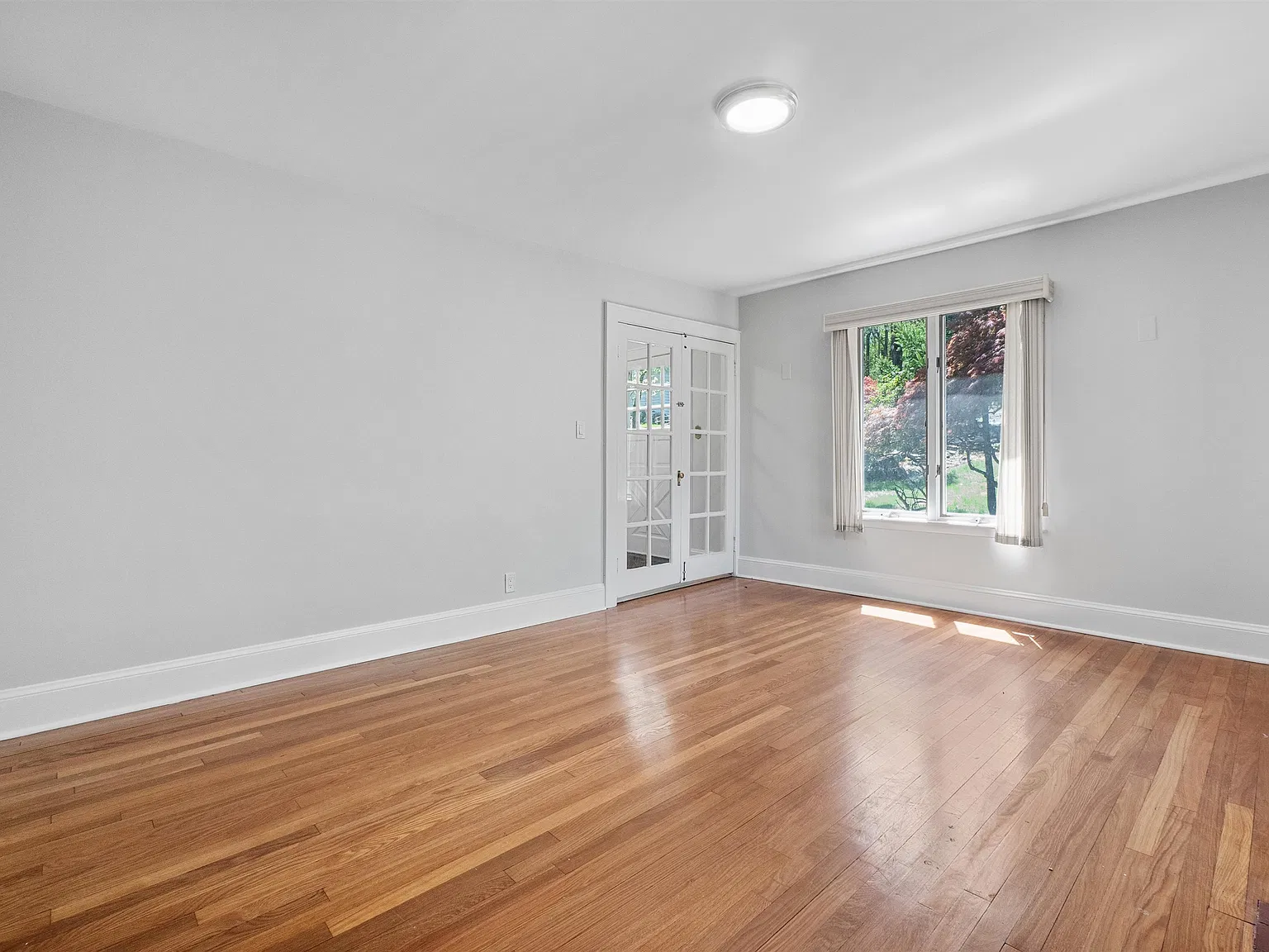 5 bed, 2200 sqft, $5,000 — Photo 4