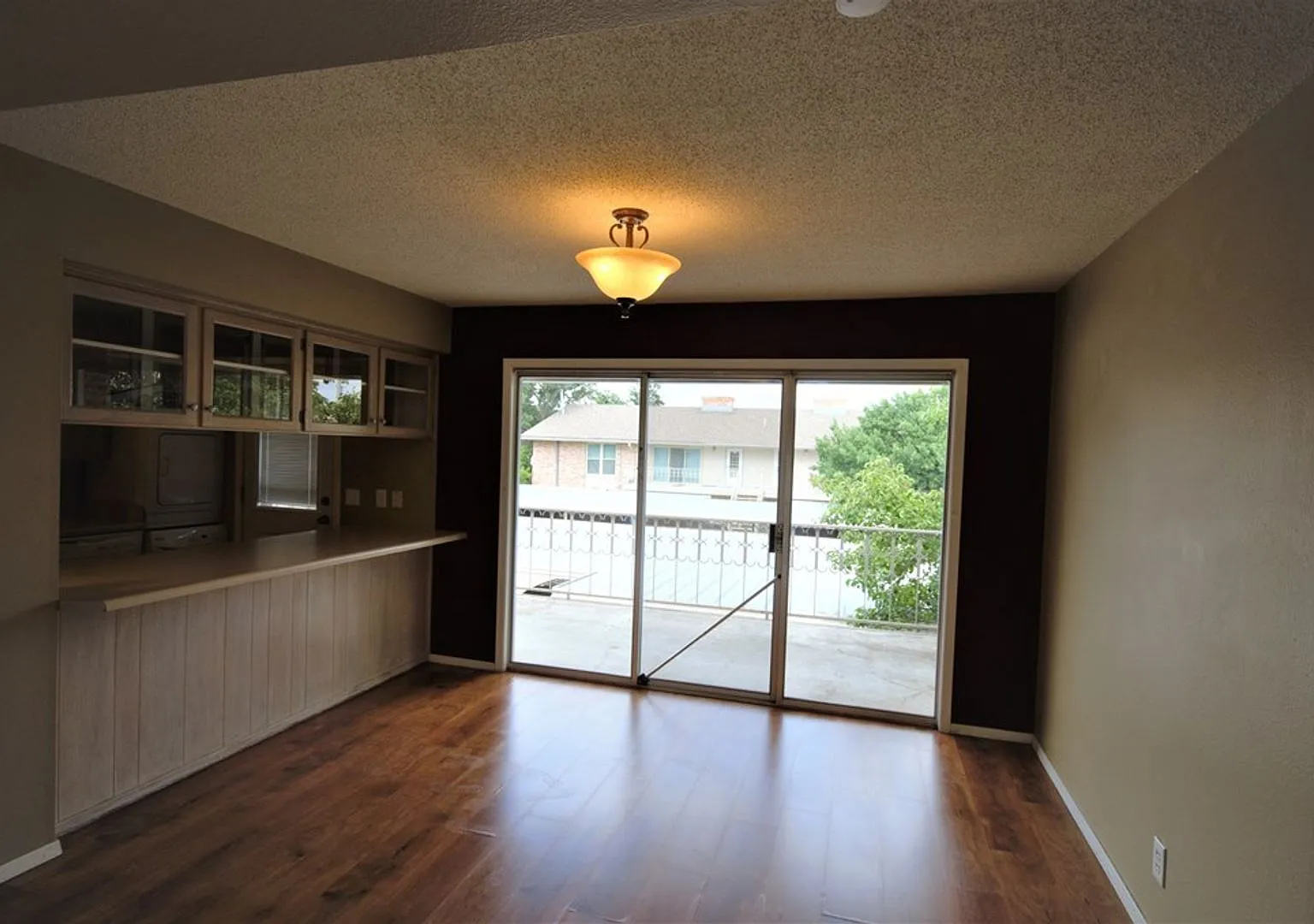 LARGE 2 bedroom 2 bath Condo close to Shopping, dinning and entertainment! — Photo 2