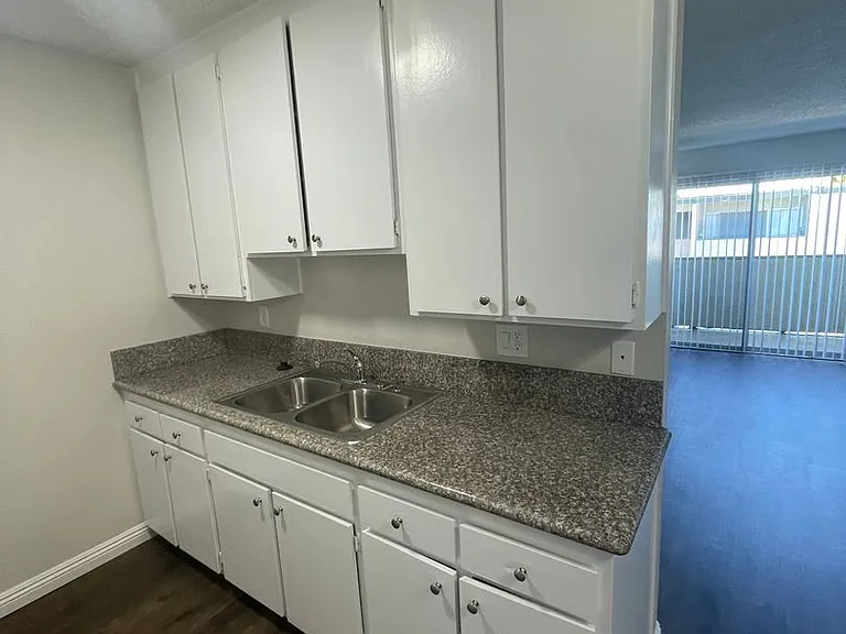 Cordova Apartments — Photo 23