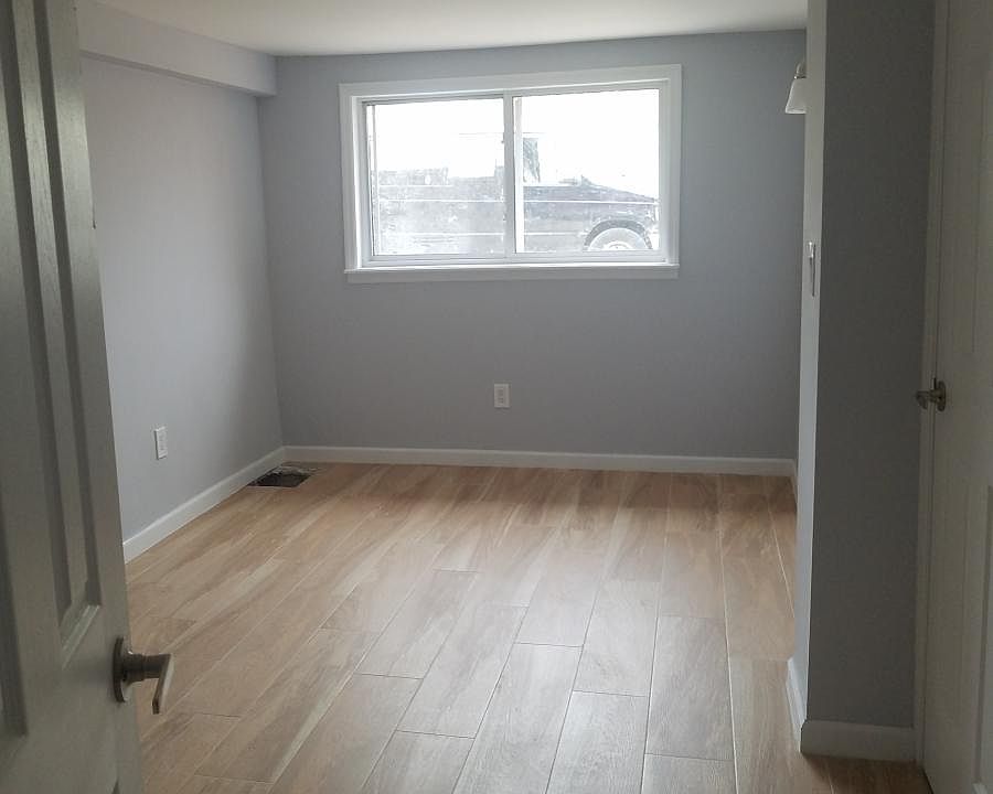 1st image of 995 E 52nd St #2