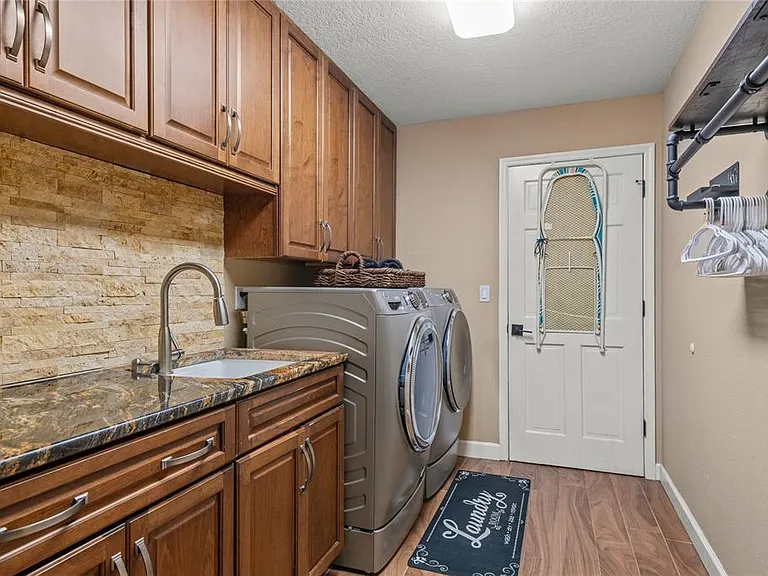 10285 Barry Dr — Photo 16
