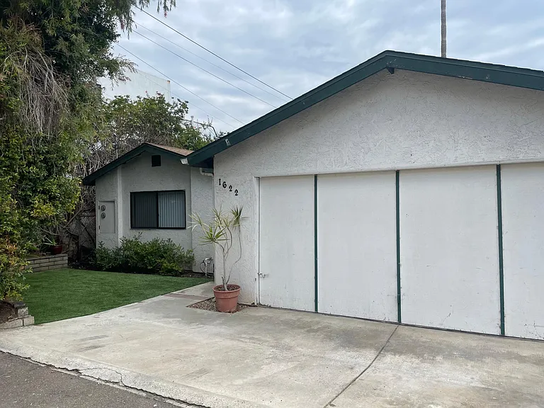 1622 Myrtle Ave — Photo 2