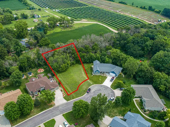 905 Orchard Heights Ct, Faribault, MN 55021