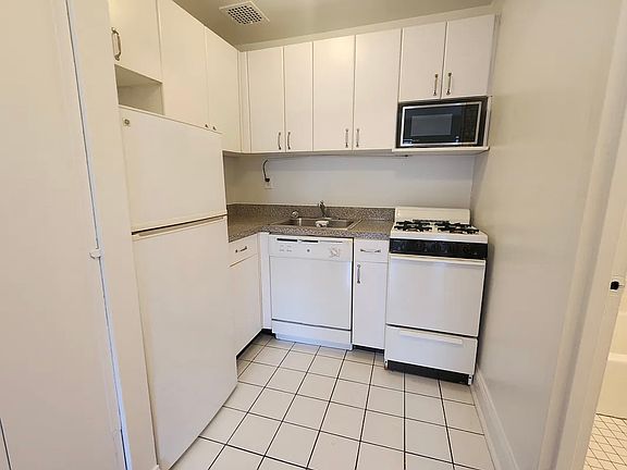 3rd image of 1558 York Ave APT 3a