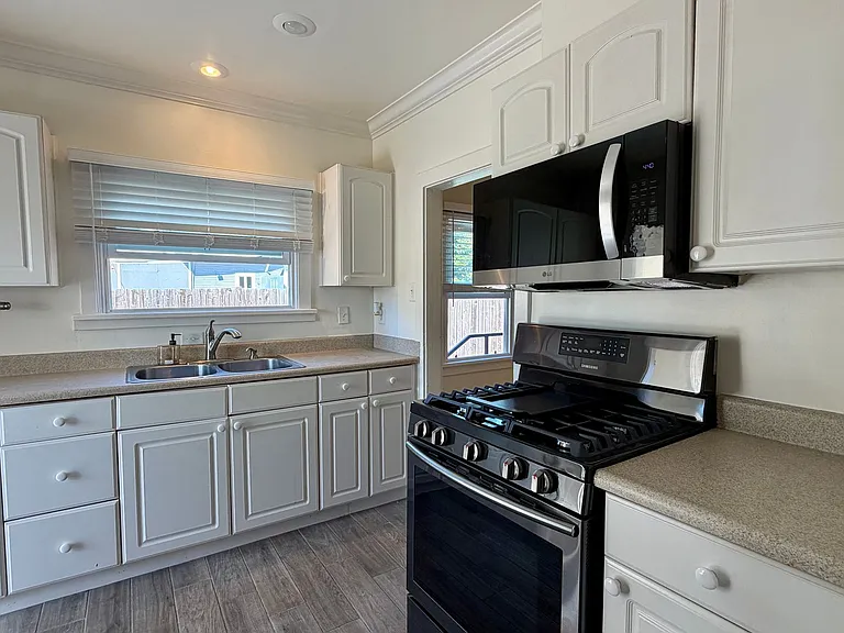1190 Pine Ave — Photo 14