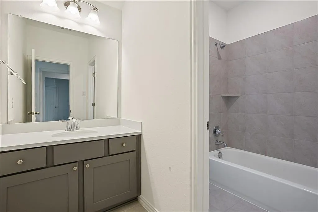 4 bed, 3.5 bath, 3070 sqft, $2,799 — Photo 2