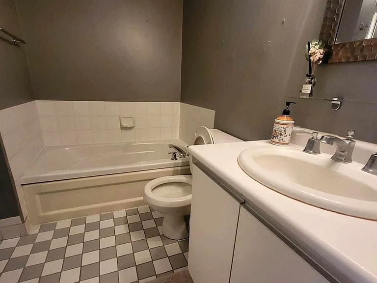 801 King St W #827 — Photo 6