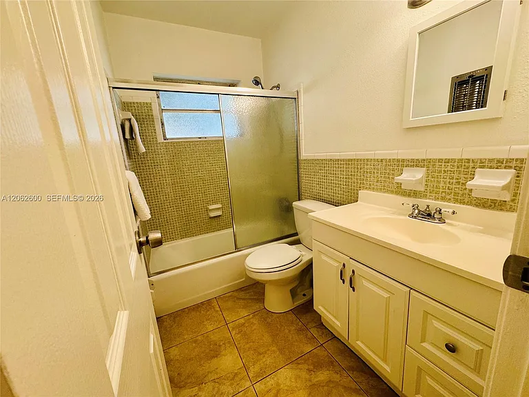 717 NE 10th Ave — Photo 17