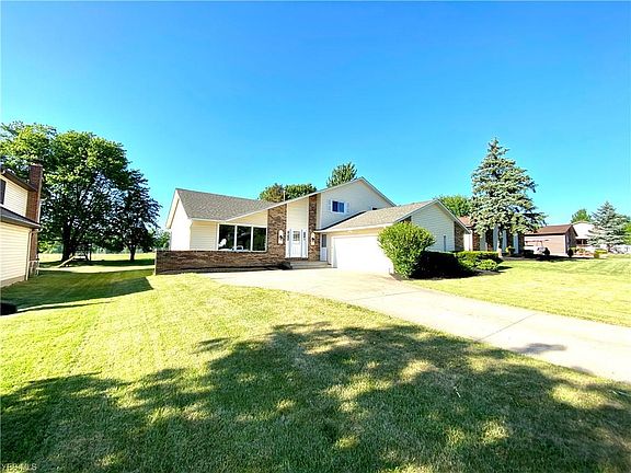 2nd image of 15070 Camden Cir